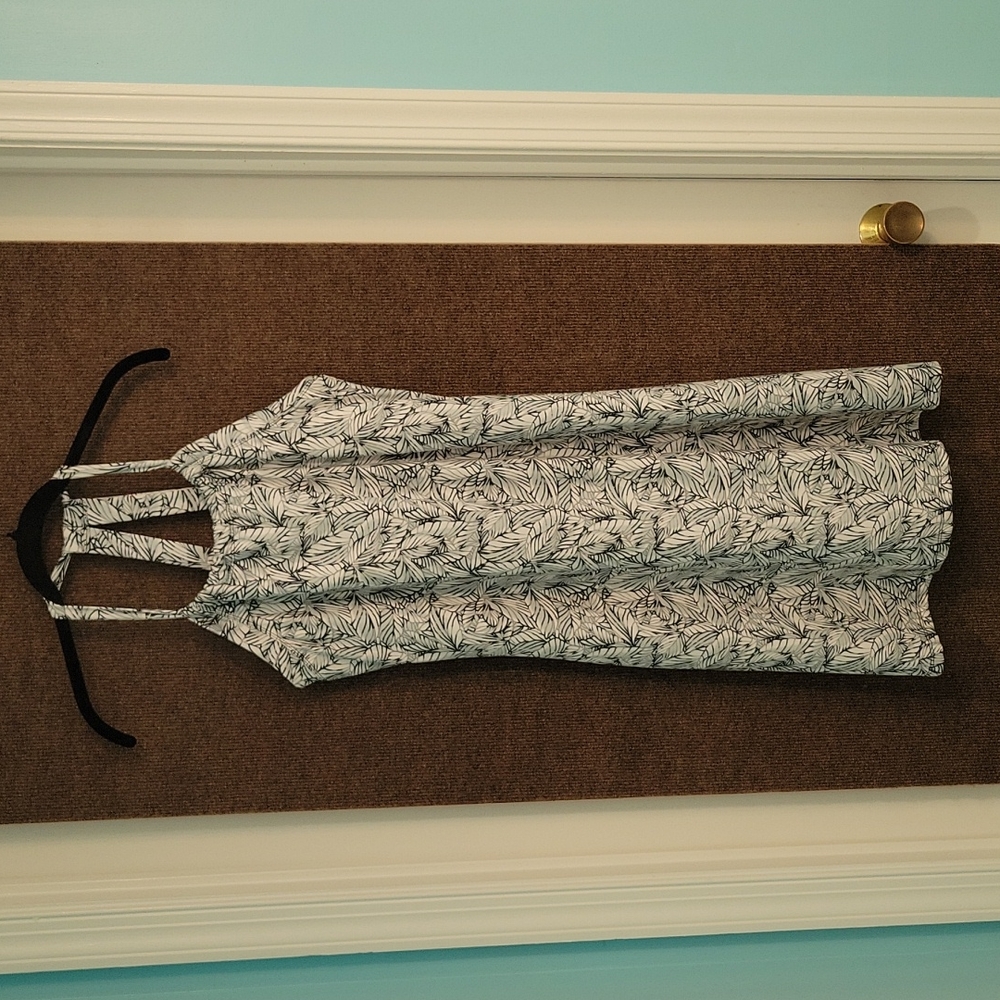 Eddie Bauer Dress. Size Medium. Halter Style. Super Comfortable. Knee Length